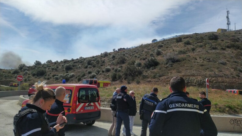 Dispositif de lutte contre l'incendie du 16 avril, dans les Pyrénées-Orientales, composé de pompiers, de gendarmes départementaux et de policiers municipaux.