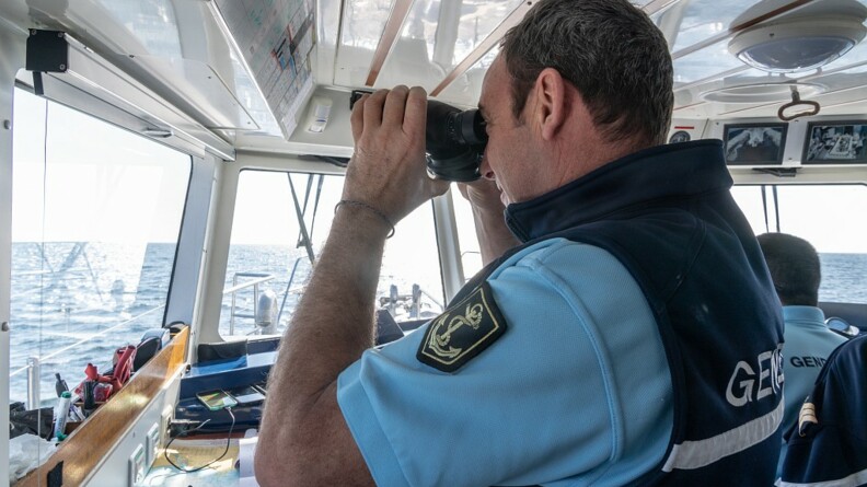 Un gendarme maritime scrute à la recherche d'éventuelle infractions en Atlantique.