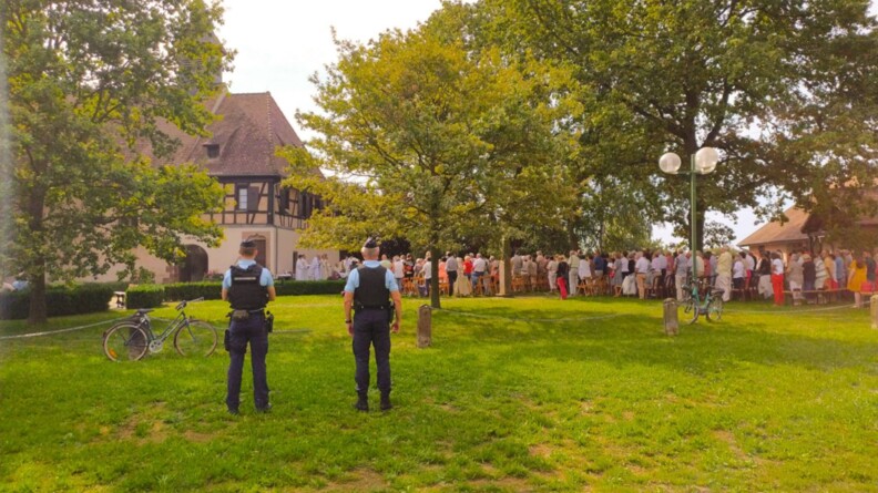 En extérieur, deux gendarmes de Plobsheim dans le Bas-Rhin, assurent la protection d'une cérémonie se déroulant quelques metres plus loin.