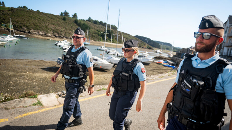 Patrouille pédestre de gendarmes à Belle Ile en Mer.