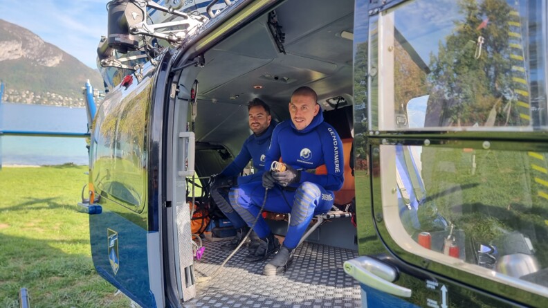 Dans l'hélicoptère de la SAG de Modane, les plongeurs sont prets à décoller.