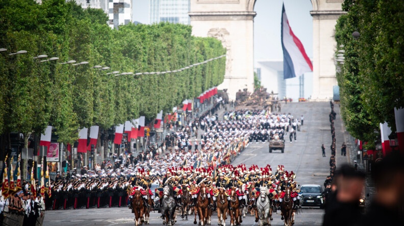La Garde républicaine ouvre la revue des troupes sur les Champs Elysées