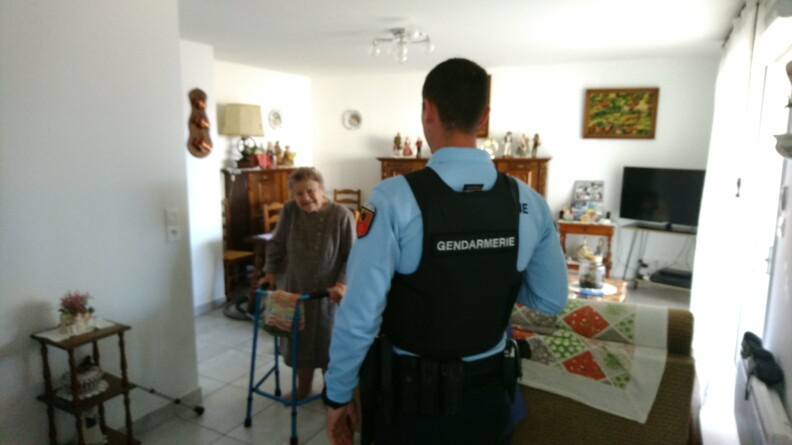 Visite d'une veuve de l'arme par la brigade territoriale autonome de Mèze qui dépend de la compagnie de gendarmerie de Pézenas.
