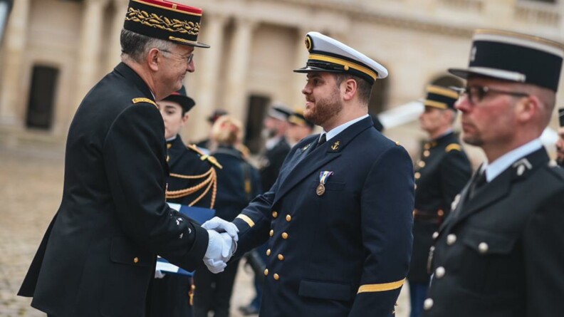Remise de médaille par le directeur général de la gendarmerie nationale,le général d'armée Christian Rodriguez le 16 février 2023 aux Invalides, à Paris.