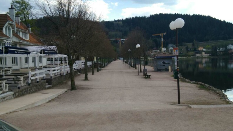 La promenade du lac de Gérardmer, dans les Vosges, est déserte.