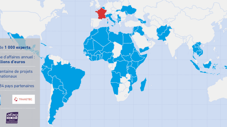 Mappemonde faisant apparaître en bleu les pays où Civipol mène des projets de coopération technique. A gauche, un encart précisant le déploiement de 1000 experts, un volume d'affaires annuel de 66 millions d'euros, une centaine de projets transnationaux dans 84 pays partenaires avec en dessous les logos de Milipol, Transtec et AFAQ.