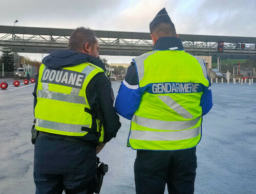 Un douanier, à gauche, et un gendarme, à droite, lors d'une opération de contrôle.