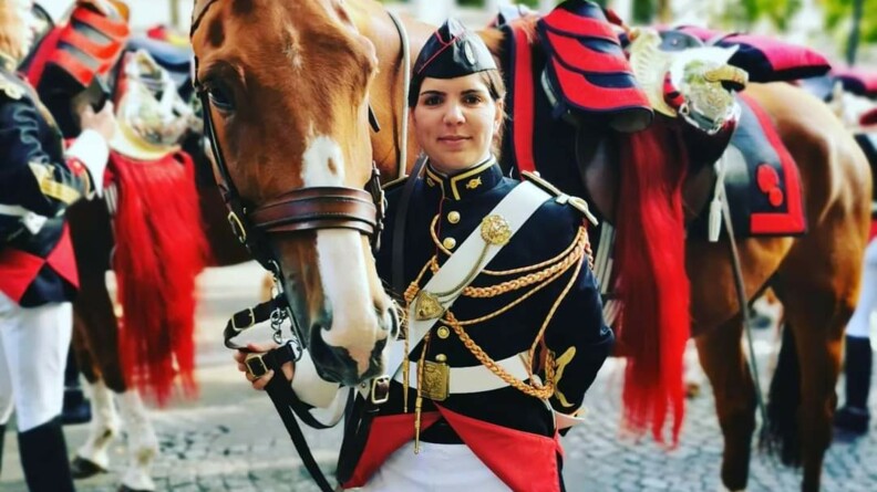 La gendarme Laetitia affectée à la fanfare de la Garde avec son cheval Elorgat.