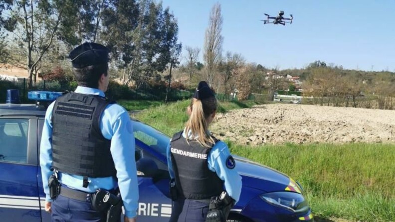 Les gendarmes de la Communauté de brigades (COB) de Castelginest, assistés du télépilote de drone, mènent une action de contrôle sur la base de loisirs de l'Hersain à Saint-Alban et sur les hauteurs de Launaguet, en Haute-Garonne.