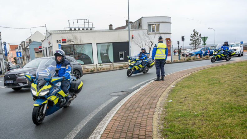 Photo de trois gendarmes de l'EDSR sur leurs motos roulant autour d'un rond point.