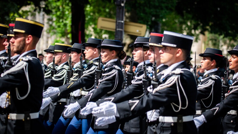 Les élèves-gendarmes de Montluçon défilent sur les Champs-Elysées