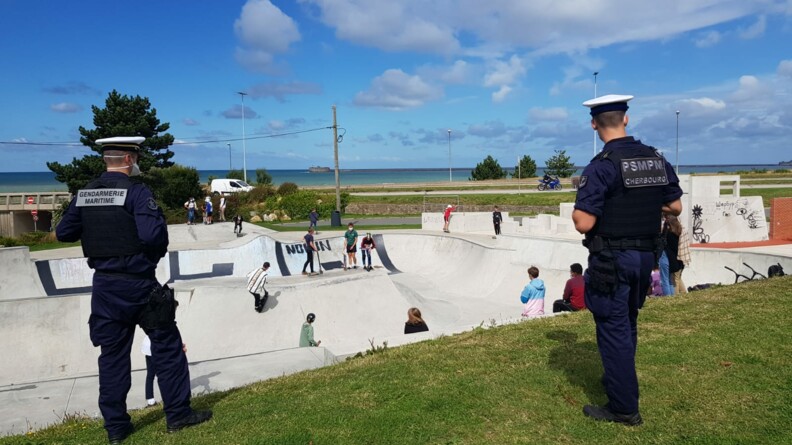 Pour les militaires du peloton de sûreté maritime et portuaire de Cherbourg, la vigilance est de mise aux abords de la base navale, comme sur ce skatepark, où ils sensibilisent les jeunes au respect des gestes barrières.