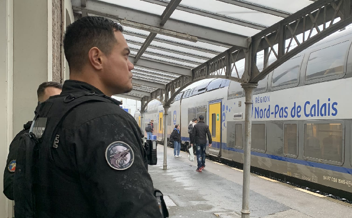 Un gendarme devant un train régional de la région Nord-Pas-de-Calais