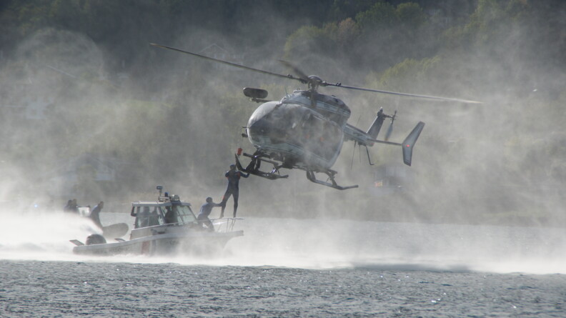 Sur le lac d'Annecy, un gendarme se fait hélitreuillé.
