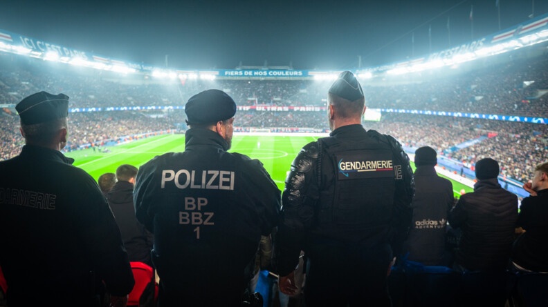 Policier fédéral allemand et gendarme français de l'Unité opérationnelle franco-allemande, en mission de sécurisation dans l'enceinte du Parc des Princes, le 14 février 2023, au milieu des tribunes pendant le match de Ligue des Champions entre le PSG et le Bayern Munich.