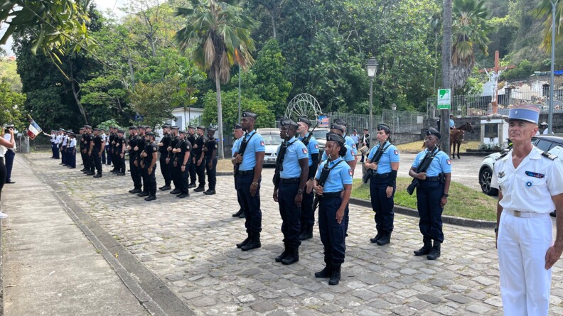 Les unités de gendarmerie de Martinique sont alignées en rang au garde à vous.