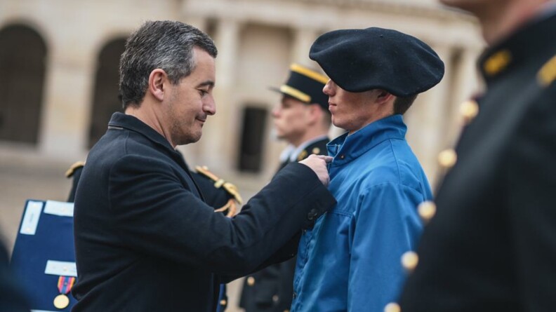 Remise de médaille par le ministre de l'Intérieur et des Outre-mer, Gérald Darmanin, le 16 février 2023 aux Invalides, à Paris.
