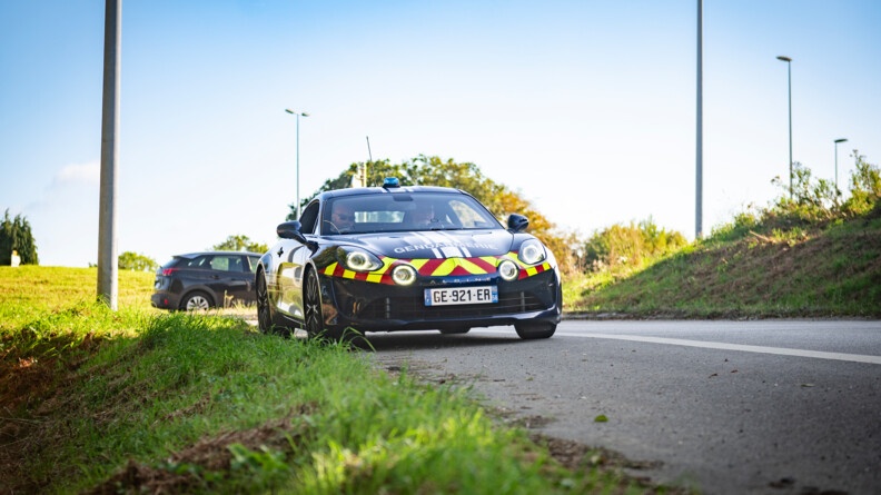 Le véhicule rapide d'intervention (VRI), l'Alpine 110 de la gendarmerie, prêt à intervenir sur la bretelle de l'axe routier.