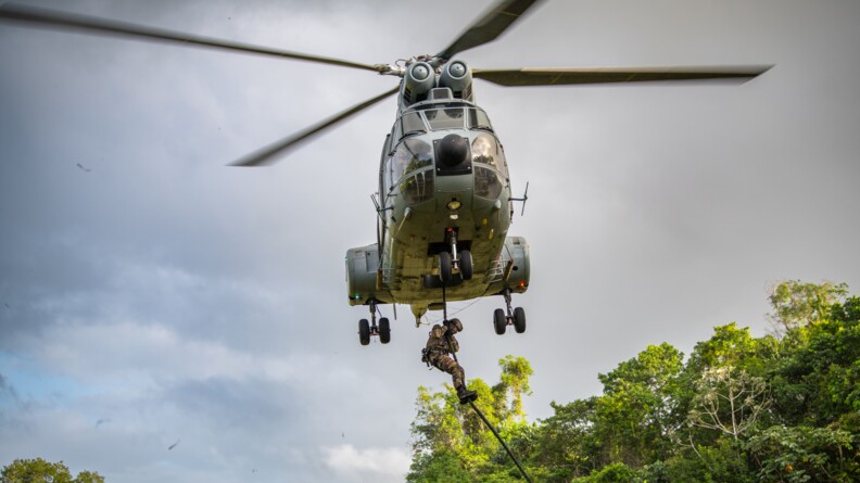 Militaire de l'AGIGN descendant en corde lisse depuis l'hélicoptère Puma.
