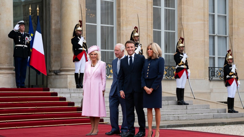 Le couple royal et le couple présidentiel devant le palais de l'élysée