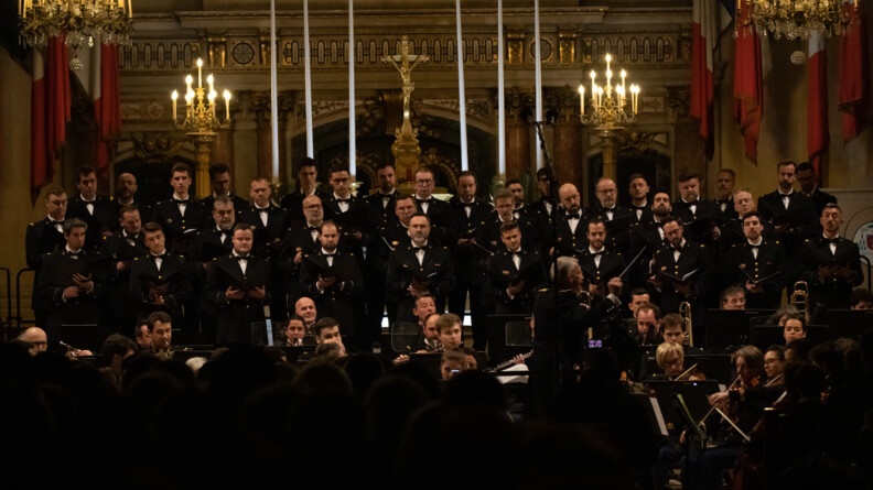 Vue de face des musiciens de l'orchestre de la Garde républicaine et du choeur de l'armée française dans la cathédrale Saint-Louis aux Invalides à Paris.