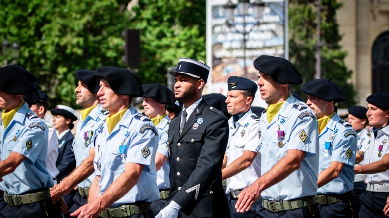 Un sous-officier de gendarmerie défilant au sein d'un ensemble regroupant plusieurs unités dont des troupes de montagne