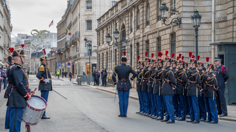 Grande relève de la Garde devant l'entrée du palais de l'Elysée. Des militaires de la Garde debut dans la rue