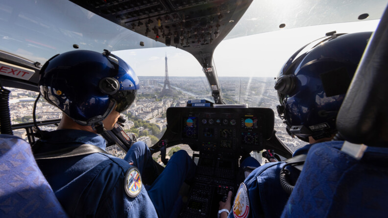 Equipage des Forces aériennes de la gendarmerie en survol de Paris pour les cérémonies du 14 juillet 2023.