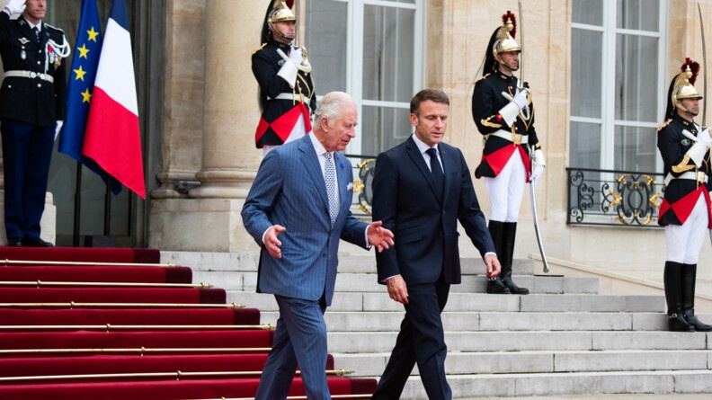 Le Roi Charles III et le président de la république française sur les marches de l'Elysée, entourés de Garde républicain.