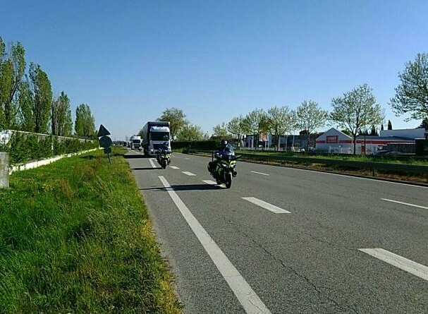 Motocyclistes de l'EDSR31 réalisant une escorte de matériel médical.