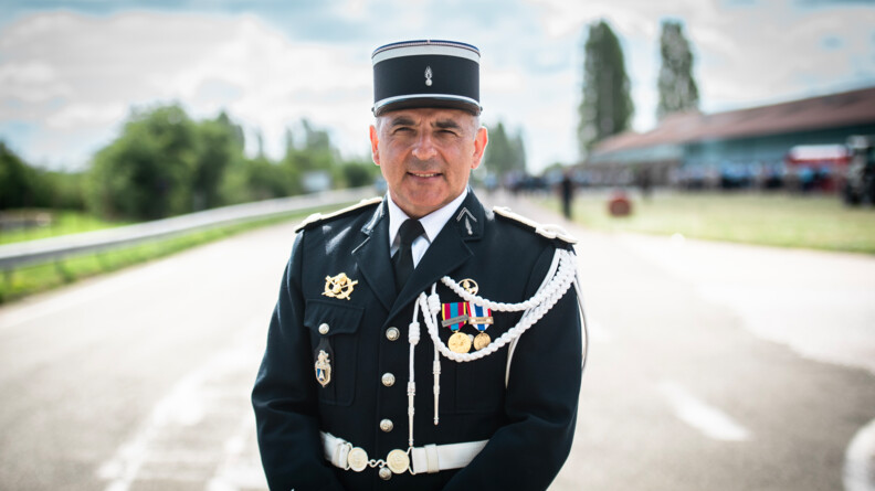 Le major Hervé de la gendarmerie de l'armement en tenue de défilés.