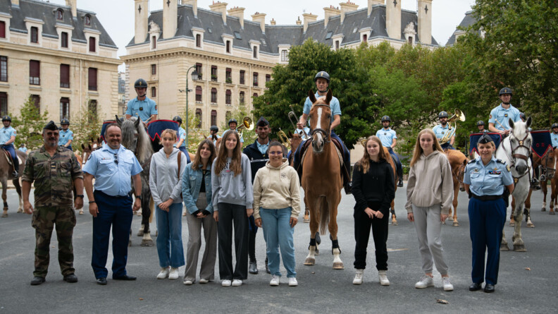 Au milieu des batiments de la garde républicaine, les six jeunes filles posent devant la fanfare à cheval et au coté des militaires qui encadrent ce séjour.