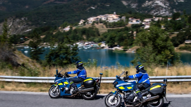 Les motards de l'EDSR des Alpes-de-Haute-Provence sur la départementale qui longe le lac de Castillon au nord de Castellane.