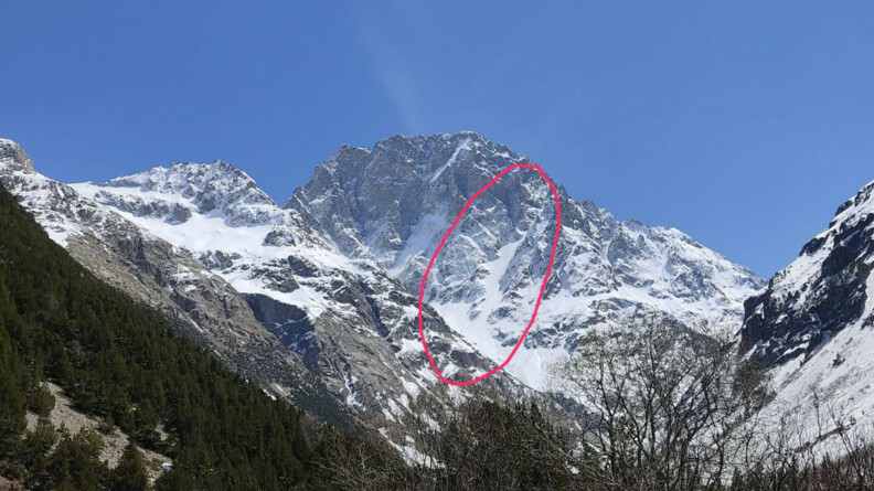 Cerclé de rouge, le couloir du glacier Long où s'est produite l'avalanche qui a coûté la vie à deux personnes.