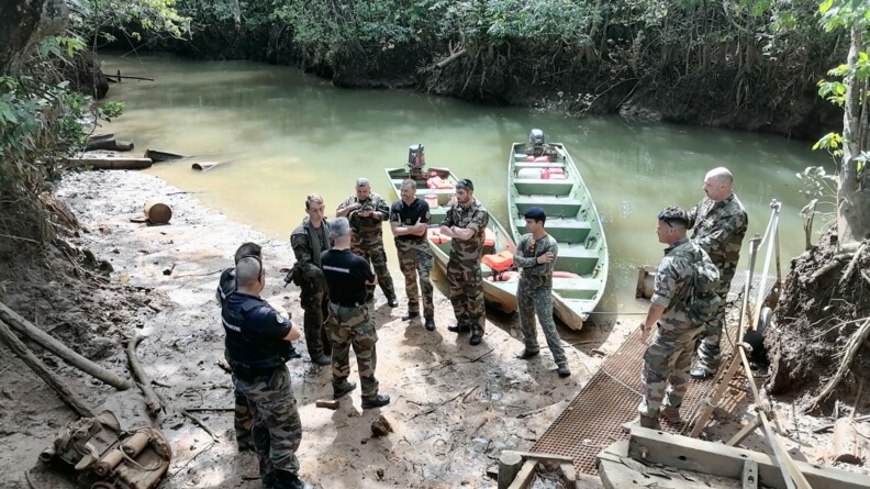 Un groupe de militaires de la gendarmerie nationale et de l'armée de Terre en mission en Guyane.