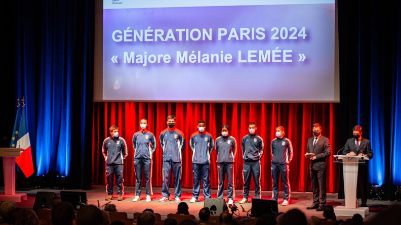 La promotion d'athlètes des armées recrutés en perspective des J.O. de Paris 2024 porte désormais le nom de « Génération Paris 2024 majore Mélanie Lemée ».