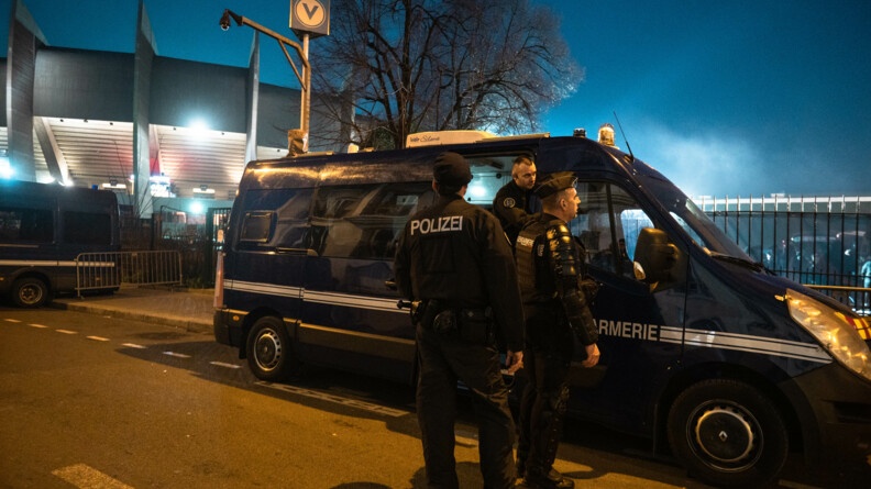 Sécurisation à l'extérieur du Parc des Princes, à Paris, avant le match PSG - Bayern en ligue des Champions, le 14 février 2023, par un binôme de l'Unité opérationnelle franco-allemande (UOFA) composé d'un gendarme et d'un policier fédéral allemand.