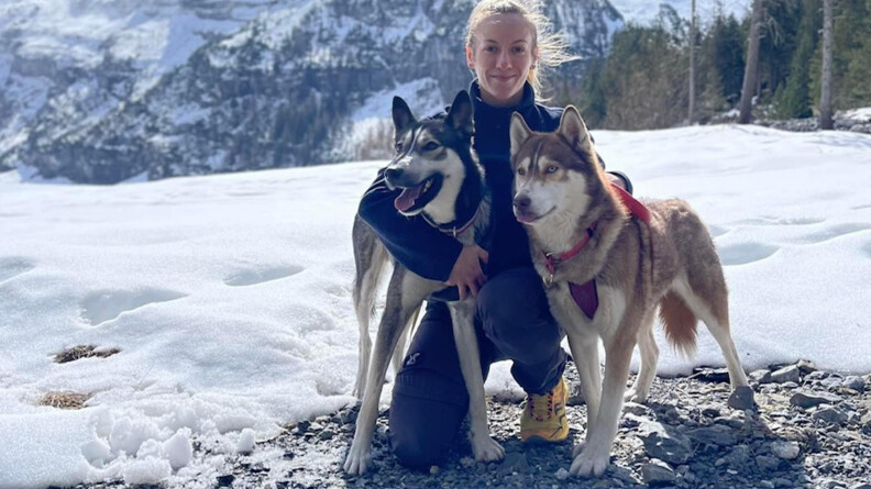 La gendarme Sophie accompagnée de ses deux huskys à la montagne.