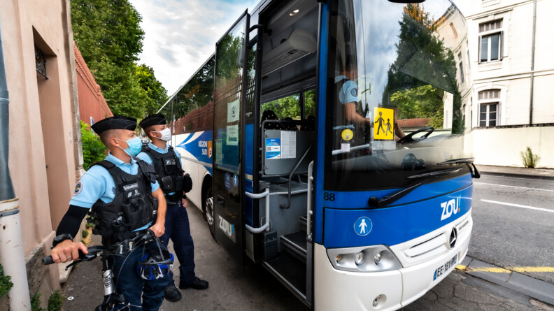 Les réservistes de la Compagnie de gendarmerie départementale (CGD) d’Orange montent dans l'autocar, afin de sécuriser le trajet puis d’effectuer une patrouille à VTT.