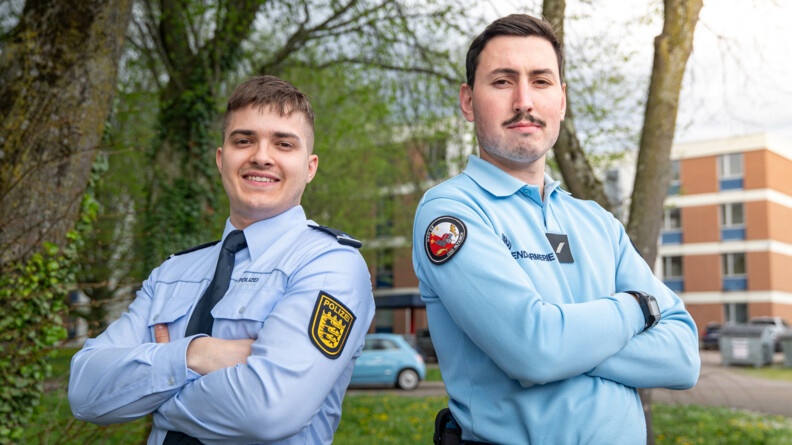 Portrait : Un jeune gendarme à doite et un jeune policier allemand à gauche