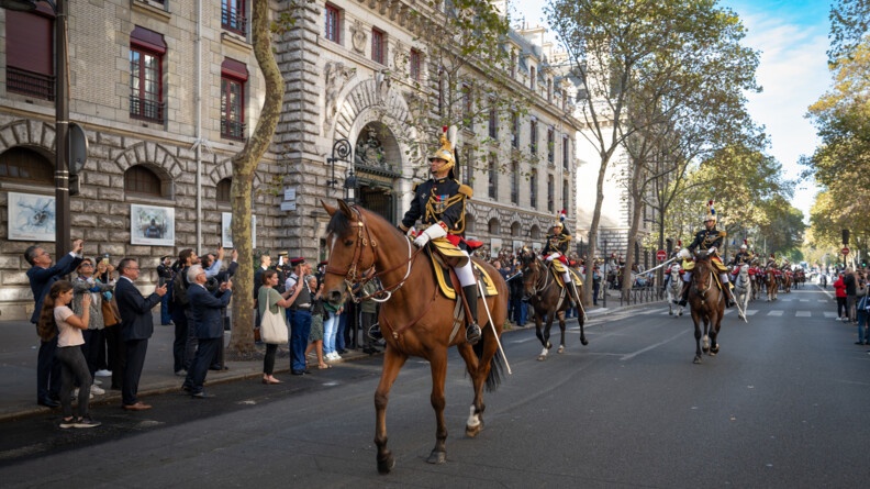Le colonel Leheup, commandant du régiment de cavalerie, défilant en grande tenue dans les rues de Paris à la tête de ses troupes