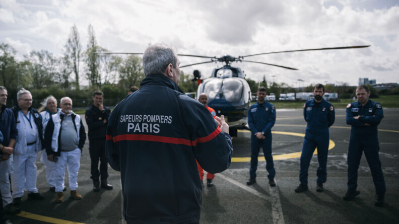 Briefing des pilotes avant le début de l'exercice par le lieutenant-colonel Stéphane Raclot, des sapeurs-pompiers