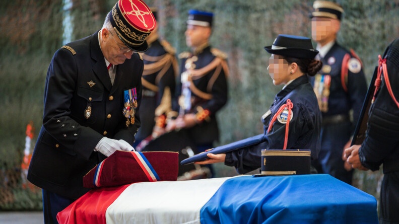 Le directeur général de la gendarmerie nationale,le général d'armée Christian Rodriguez rend hommage au major Arnaud Blanc, lors de l'arrivée du cercueil en métropole, à l'aéroport de Vélizy Villacoublay.
