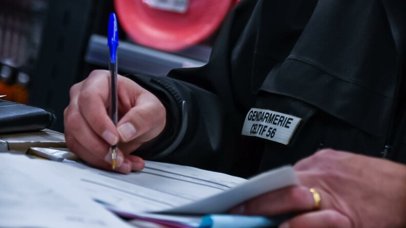 Gendarme d'une Cellule de lutte contre le travail illégal et les fraudes tenant un stylo