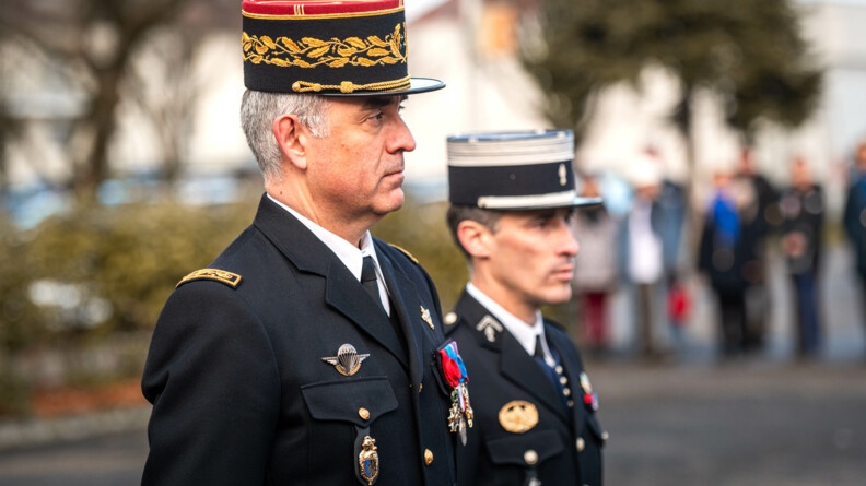 Un genéral et un colonel de gendarmerie en vareuse de profil droit