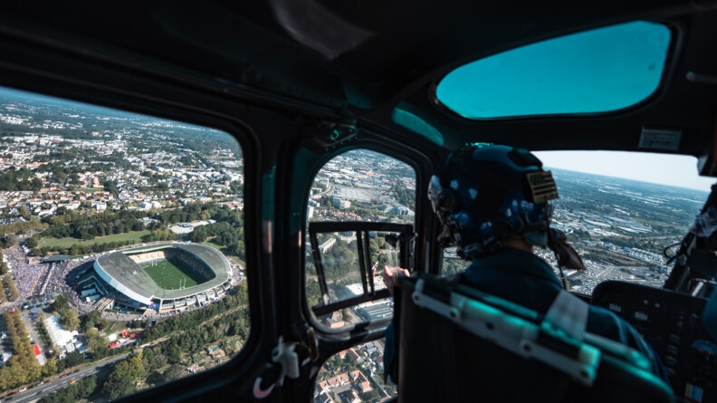 Hélicoptère de la SAG de Saint-Nazaire survolant le stade de La Beaujoire.