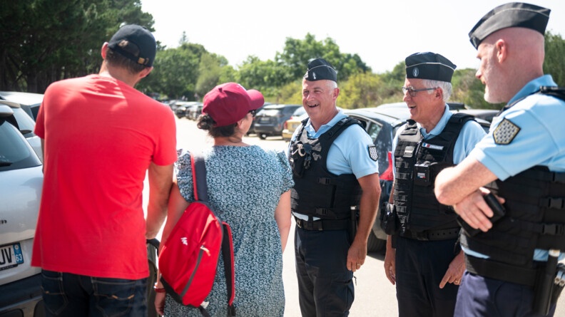 Patrouille pédestre de gendarmes de la Communauté de brigades de Carnac sur le parking du site de mégalithes.