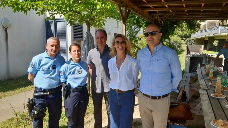 L'actrice Alexandra Lamy, marraine de l'opération, participe à la distribution le 22 mai à Anduze, en présence des représentants des sociétés sponsors Well et  Cervin Arsoie.
