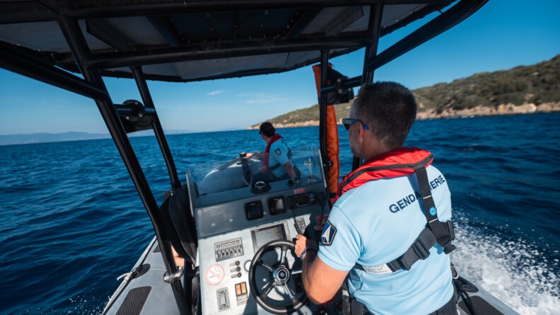 Sur la vedette de la GARM, en mer, les deux gendarmes vérifient qu'aucun bateau ne s'approche trop près de l'île.