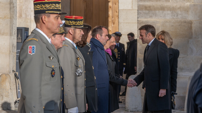 Le président de la république serre la main des ministres présents à l'hommage.